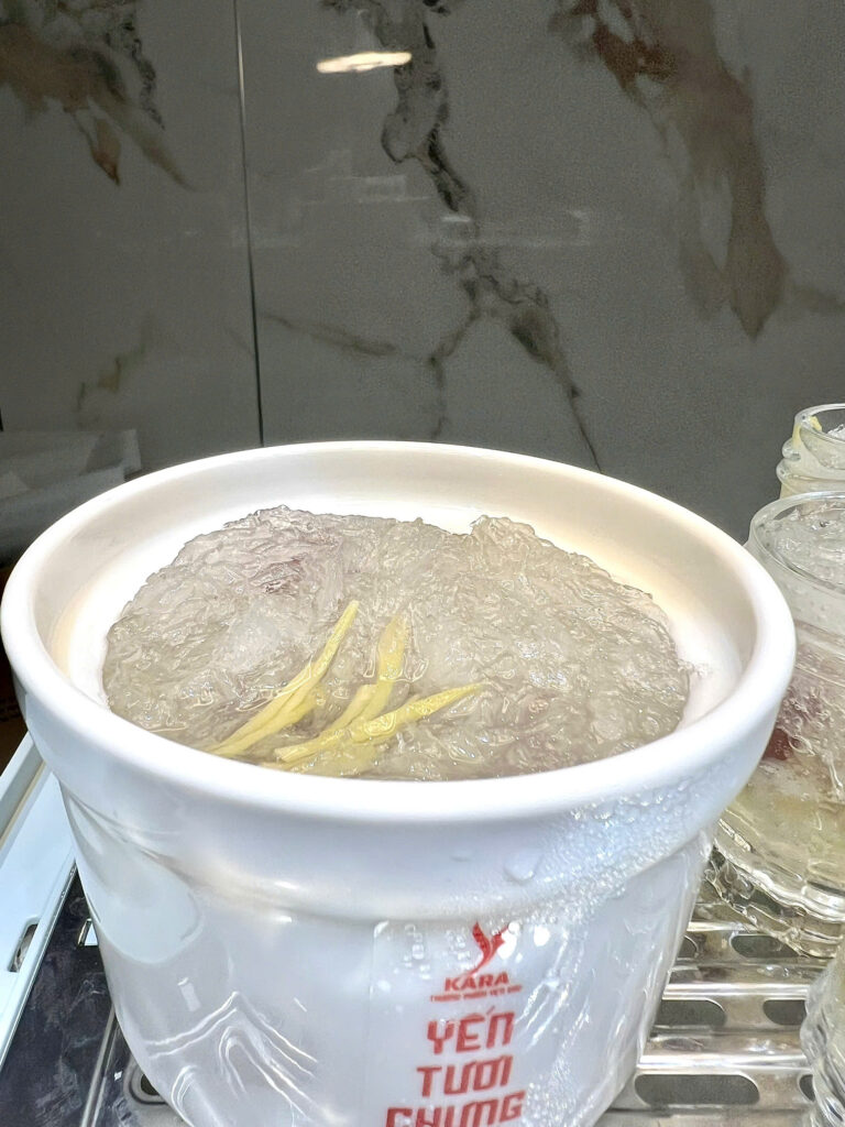 Thố yến chưng tươi gói giấy bạc giữ nhiệt, đến tay còn ấm